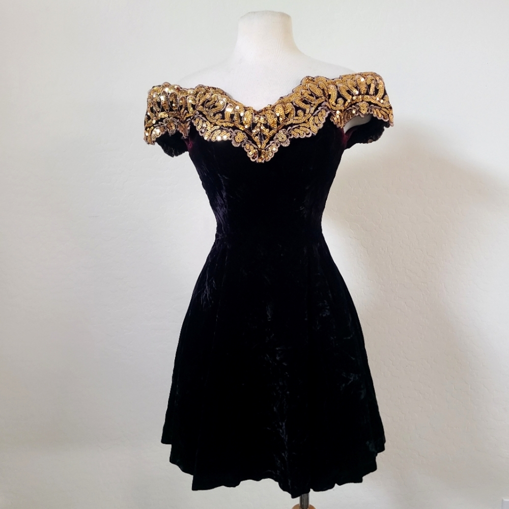1980s Dave & Johny Crushed Black Velvet Flair Dress Off Shoulder Gold Sequin 3-4